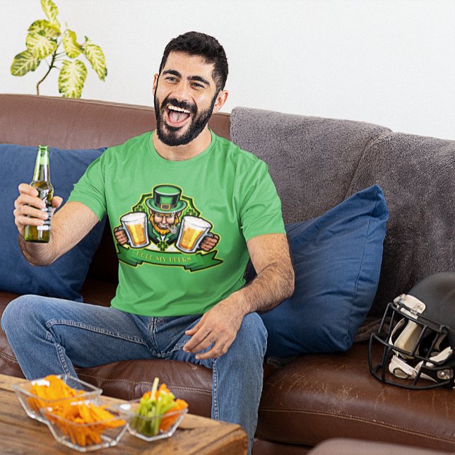 Camiseta Personalize O Leprechaun Irlandês Segurando Minhas (Criador carregado)