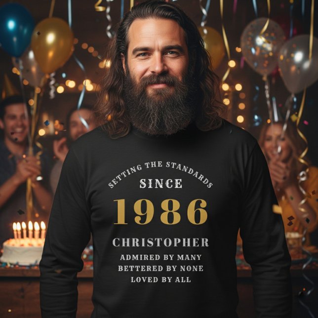 Camiseta Personalized 40th Birthday 1986 Add Name (Born 1986 long sleeve birthday t-shirt. Party background out of focus.)