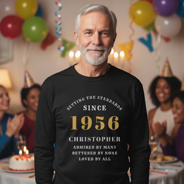 Camiseta Personalized 70th Birthday 1956 Add Name (Born 1956 long sleeve t-shirt. Party background.)