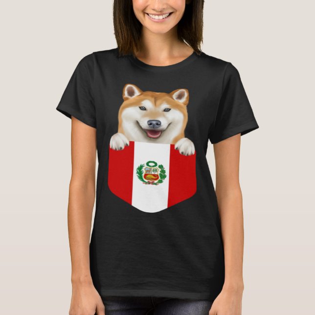 Camiseta Peru Flag Shiba Inu Dog In Pocket (Frente)