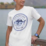 Camiseta Pesca Familiar Personalizada Trilha Azul Lago Pesc<br><div class="desc">Personalize esta camiseta de viagem de pesca da família para o seu pai e irmãos antes de sair no lago para pescar este verão. Um design de pescador azul-marinheiro legal e marinho com um baixo-boca aberto e seu texto ou sobrenome personalizado.</div>