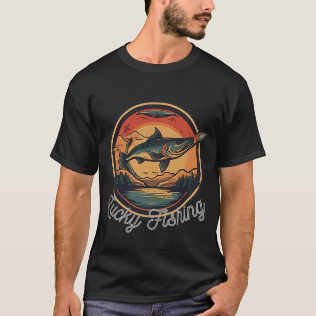 Camiseta Pesca sortuda com equipamento de pesca (Frente)