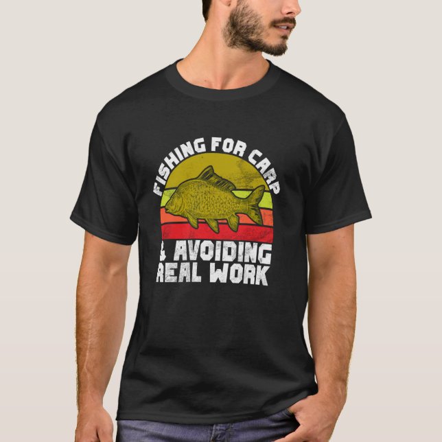 Camiseta Pescando Carpas e Evitando o Trabalho Real Pesca d (Frente)