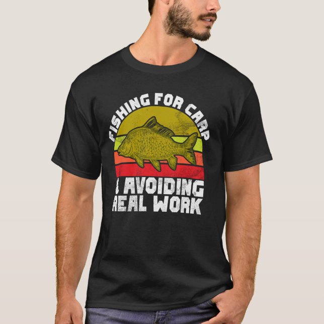 Camiseta Pescando Carpas e Evitando o Trabalho Real Pesca d (Frente)