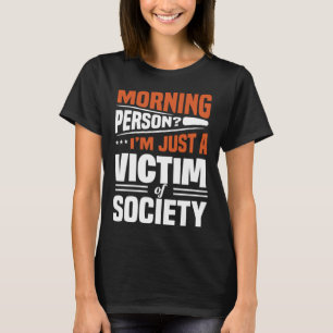 Camiseta Pessoa De Manhã Sou Apenas Uma Vítima Da Sociedade