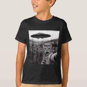 Camiseta Pessoas assistindo gato tirando selfie de um alien