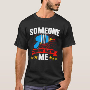 Camiseta Pessoas Baixas Alguém Me Encolheu com um Raio Sarc