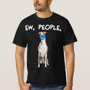 Camiseta pessoas chicote cachorro vestindo máscara.