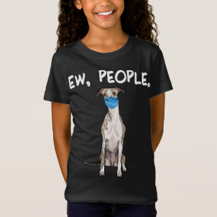 Camiseta pessoas chicote cachorro vestindo máscara.