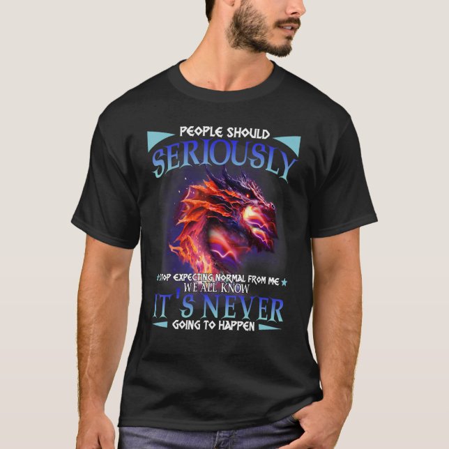 Camiseta Pessoas Param Seriamente De Esperar Normal De Mim  (Frente)
