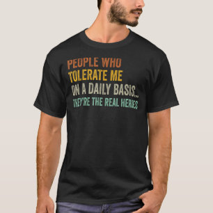 Camiseta Pessoas Que Me Toleram Diariamente Com Um Herói En