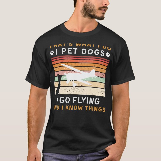 Camiseta Pet Cachorros Eu Vou Voar Eu Sei Coisas Engraçadas (Frente)