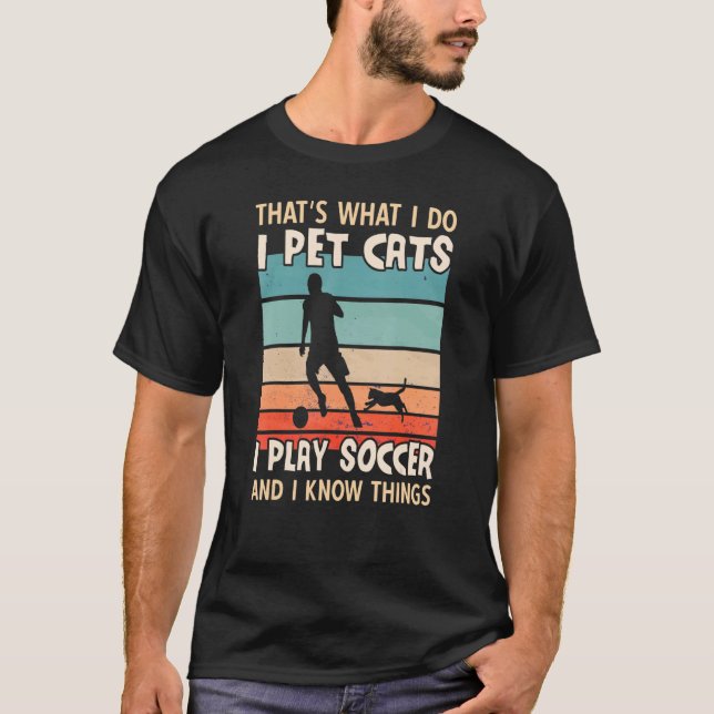 Camiseta Pet Cats Eu Toco Futebol E Conheço Coisas Que Os H (Frente)