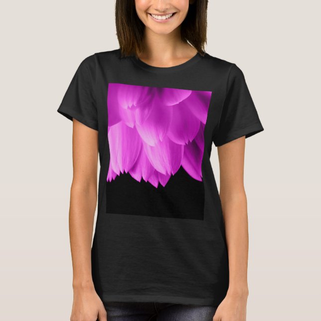 Camiseta Pétalas de flores rosa-quente em preto (Frente)