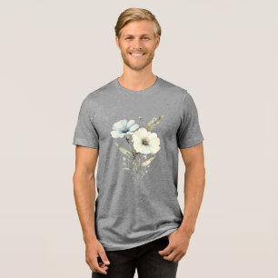 Camiseta Pétalas Sussurrantes: Flor de Azul Suave e Creme