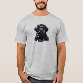 Camiseta Petit chien noir allongé au regard doux et rêveur.