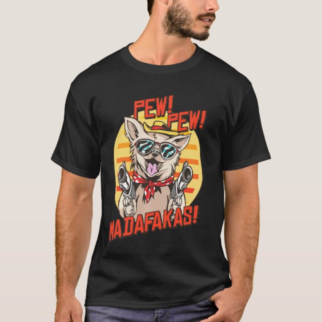 Camiseta Pew Pews Madafakas Chihuahua Com Uma Arma Vestida (Frente)