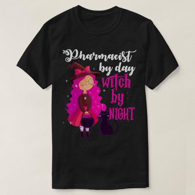 Camiseta Pharmacist by Day Witch by Night Halloween Gift  (Frente do Design)