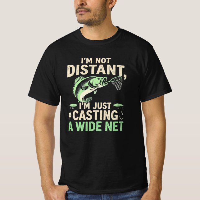 Camiseta Piada de Pesca Divertida Não Estou Distante, Estou (Frente)