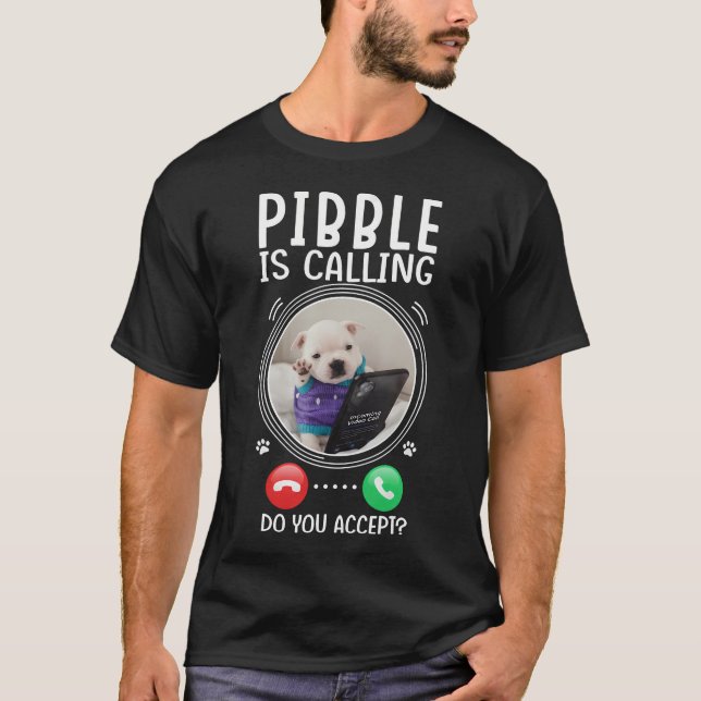 Camiseta Pibble Está Chamando Você Aceita Meme de Cachorro  (Frente)