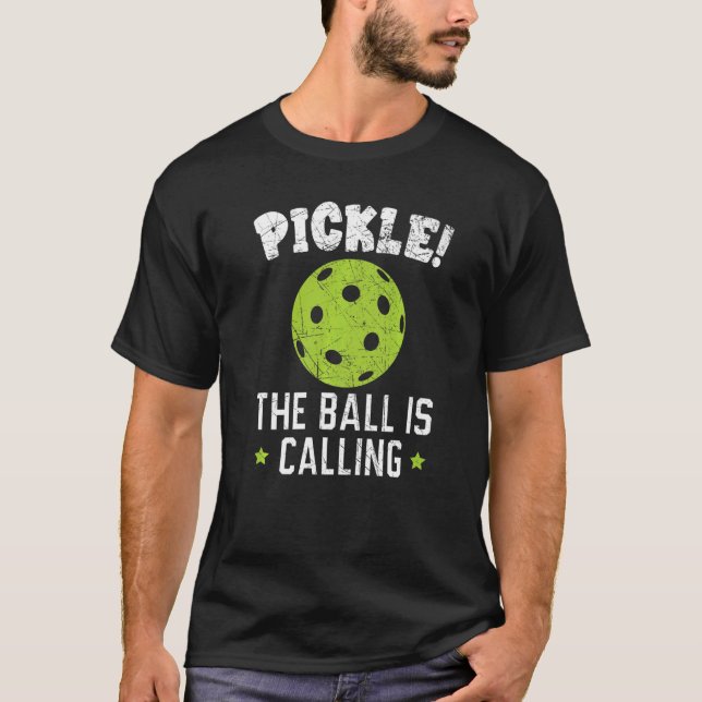 Camiseta Pickle A Bola Está Chamando Pickleball Paddle Play (Frente)