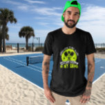 Camiseta Pickleball é o meu Jogo Personalizado<br><div class="desc">Este design pode ser personalizado na área fornecida pela alteração da foto e/ou do texto. Ou pode ser personalizado clicando em Personalizar este Modelo e, em seguida, escolhendo o clique para personalizar mais a opção e excluir ou alterar a cor do plano de fundo, adicionar texto, alterar a cor ou...</div>