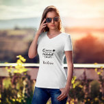 Camiseta Pickleball Gal Queen da Corte<br><div class="desc">Sim, há uma rainha do campo de picleball em sua vida que realmente apreciaria essa camiseta divertida como presente. Sim — Rainha do Tribunal de Pickleball com muito brilho e brilho com um fundo de ouro rosa e personalizada com seu nome. Qualquer pergunta sobre design, envie um e-mail para charmdesignstudio@rcn.com...</div>