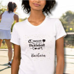 Camiseta Pickleball Gal Queen da Corte Bella Canvas<br><div class="desc">Sim, há uma rainha do campo de picleball em sua vida que realmente apreciaria esta divertida camiseta Bella Canvas como presente. Sim — Rainha da Corte de Pickleball com muito brilho e alguma reluz e personalizada com seu nome. Qualquer pergunta design, apenas mande um bate-papo e ficaremos encantados em ajudar....</div>