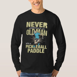 Camiseta Pickleball - Homem Velho Com Uma Raquete de Pickle