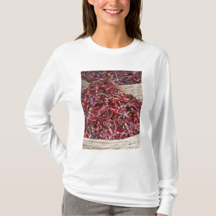 Camiseta Pimentões vermelhos no mercado local de produtos