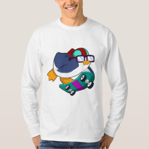 Camiseta Pinguim como skater com skate