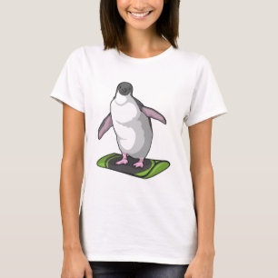 Camiseta Pinguim como Snowboarder com Snowboard