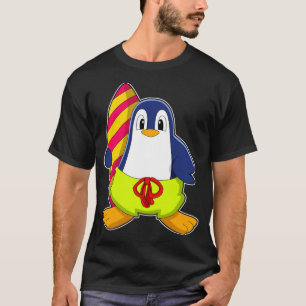 Camiseta Pinguim como Surfer com Surfboard