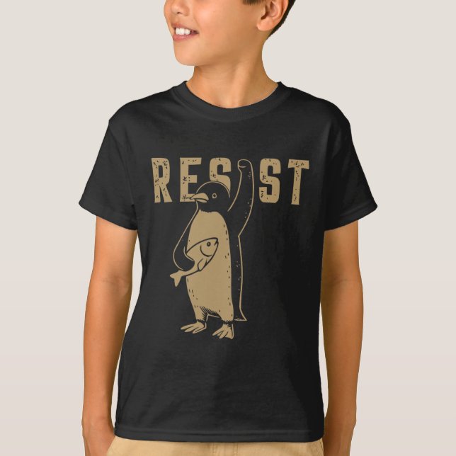 Camiseta Pinguim Engraçado Resiste Pinguins em Protesto Con (Frente)