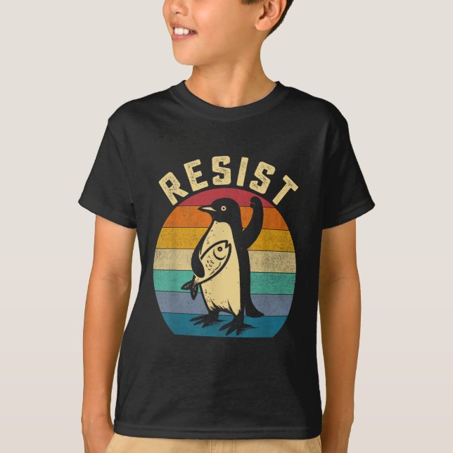 Camiseta Pinguim Engraçado Resiste Pinguins em Protesto Con (Frente)