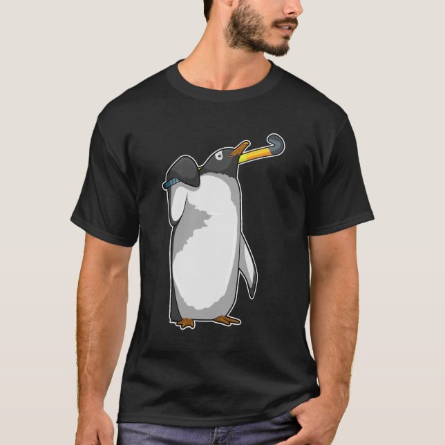 Camiseta Pinguim no Hockey com palito de hóquei (Frente)