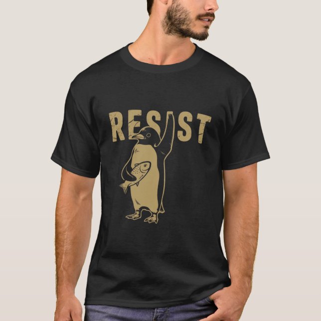 Camiseta Pinguim resiste aos pinguins protestando contra ta (Frente)