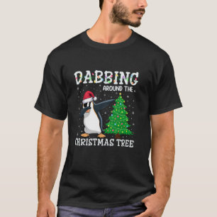 Camiseta Pinguin Santa Hat Dabbing perto da festa de Natal