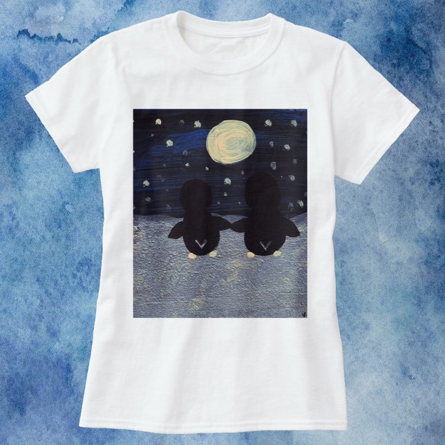 Camiseta Pinguins segurando mãos na neve à luz da lua (A shirt with two cute penguins holding hands on a snowy evening with a full moon.)