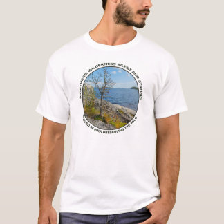 Camiseta Pinheiro na margem rochosa do lago