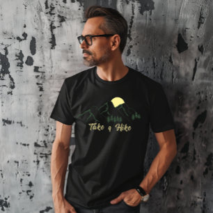 Camiseta Pinheiros com logotipo caminhando ao ar livre