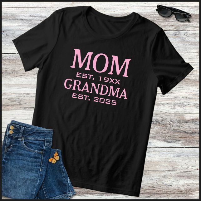 Camiseta Pink & Black Mom Promoted To Grandma 2025 (Criador carregado)
