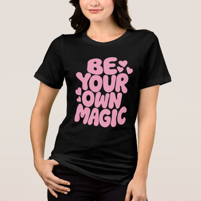 Camiseta Pink Retro “Be Your Own Magic” Quote (Frente)