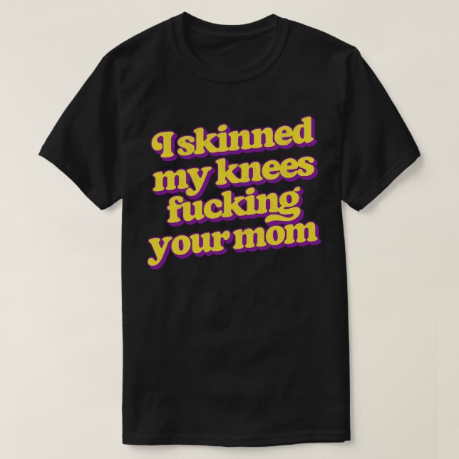 Camiseta Pintei Os Meus Joelhos A Tua Mãe (Frente do Design)
