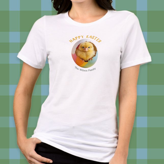 Camiseta Pintinho de páscoa batendo em ovos coloridos (A personalized Happy Easter t-shirt with picture of a chick hatching out of a colorful egg)