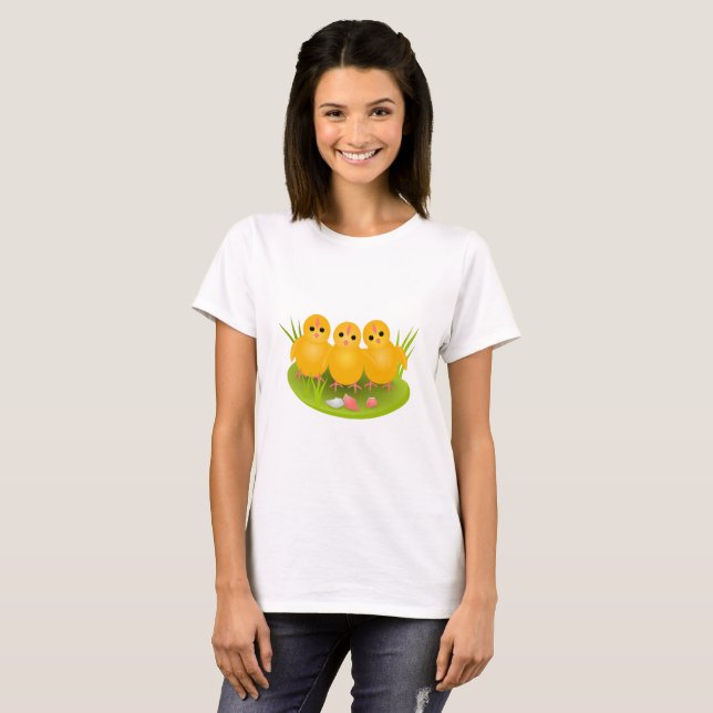 Camiseta pintinhos amarelos felzs pascoa de grama verde (Frente Completa)