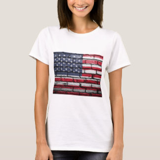 Camiseta pintura da bandeira americana em uma parede de tij