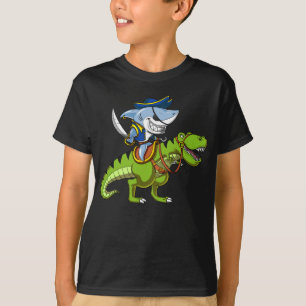 Camiseta Pirata De Tubarão Andando Uma Fantasia De Dinossau