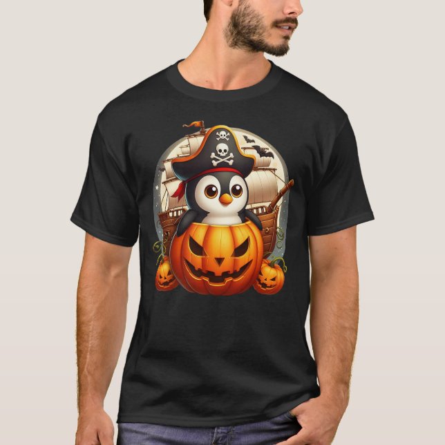 Camiseta Pirate Penguin in a Halloween Pumpkin Ship (Frente)