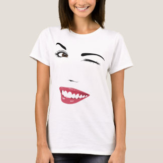 Camiseta piscar os olhos e sorriso